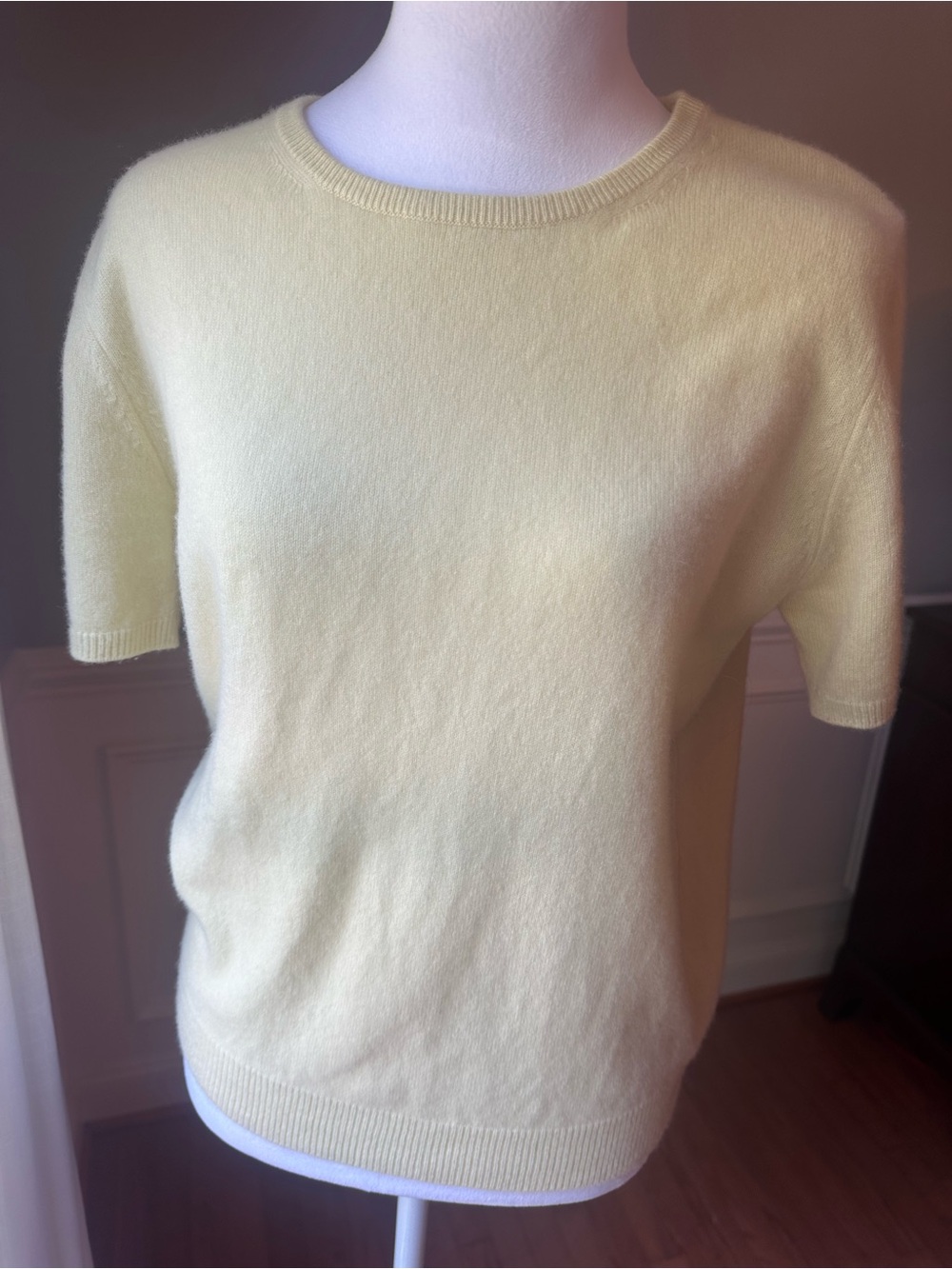 Neiman Marcus Short-Sleeve Cashmere Sweater in Butter Yellow